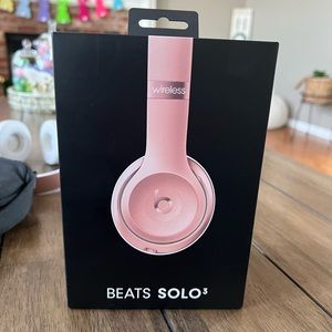 Headphones pink color.